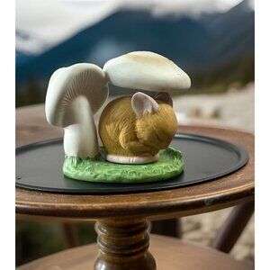 VINTAGE 1984 FRANKLIN MOUSE AND MUSHROOM FIGURINE PORCELAIN Jacqueline Smith